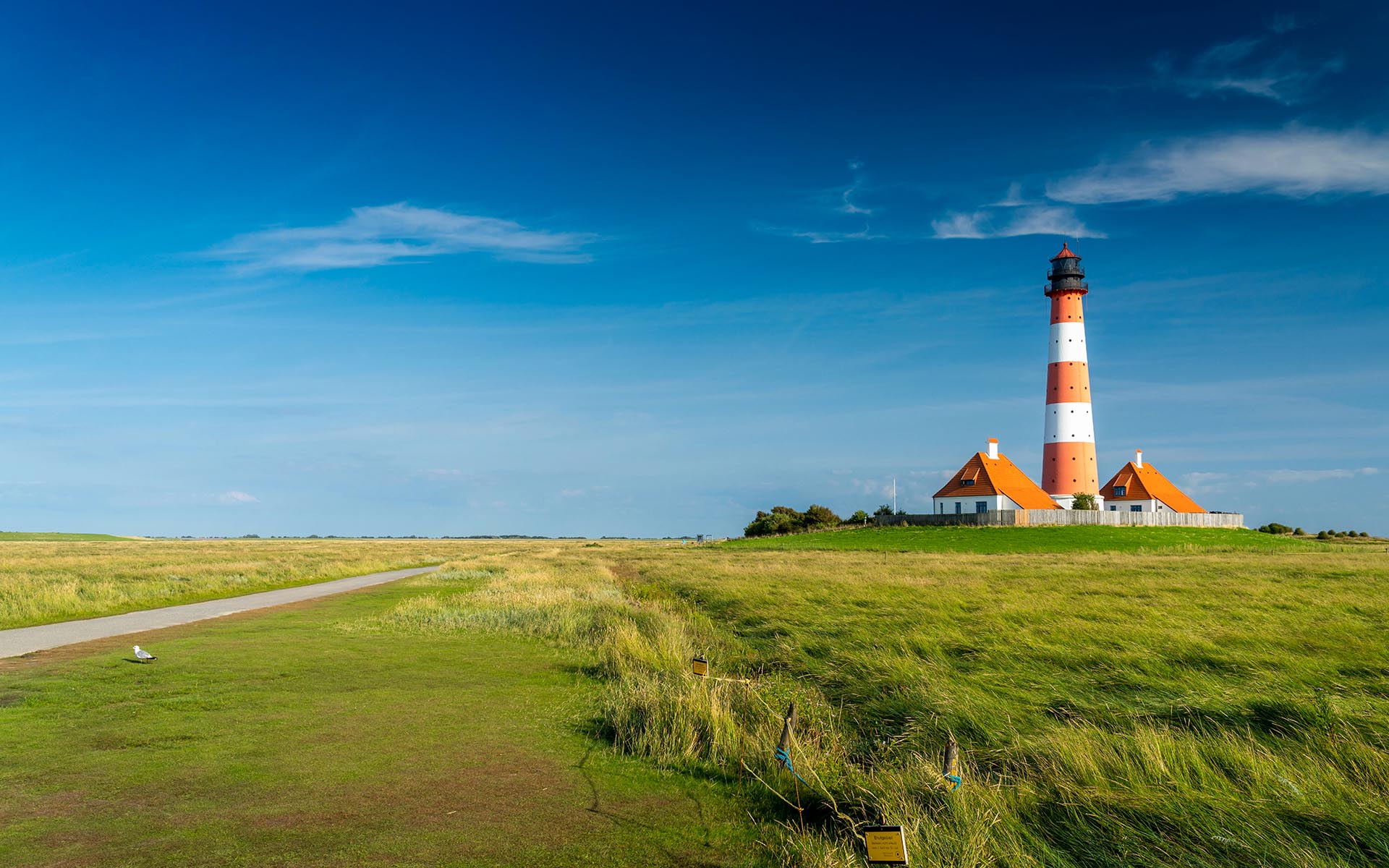 Der Leuchtturm Westerhever an der Nordsee in Schleswig-Holstein